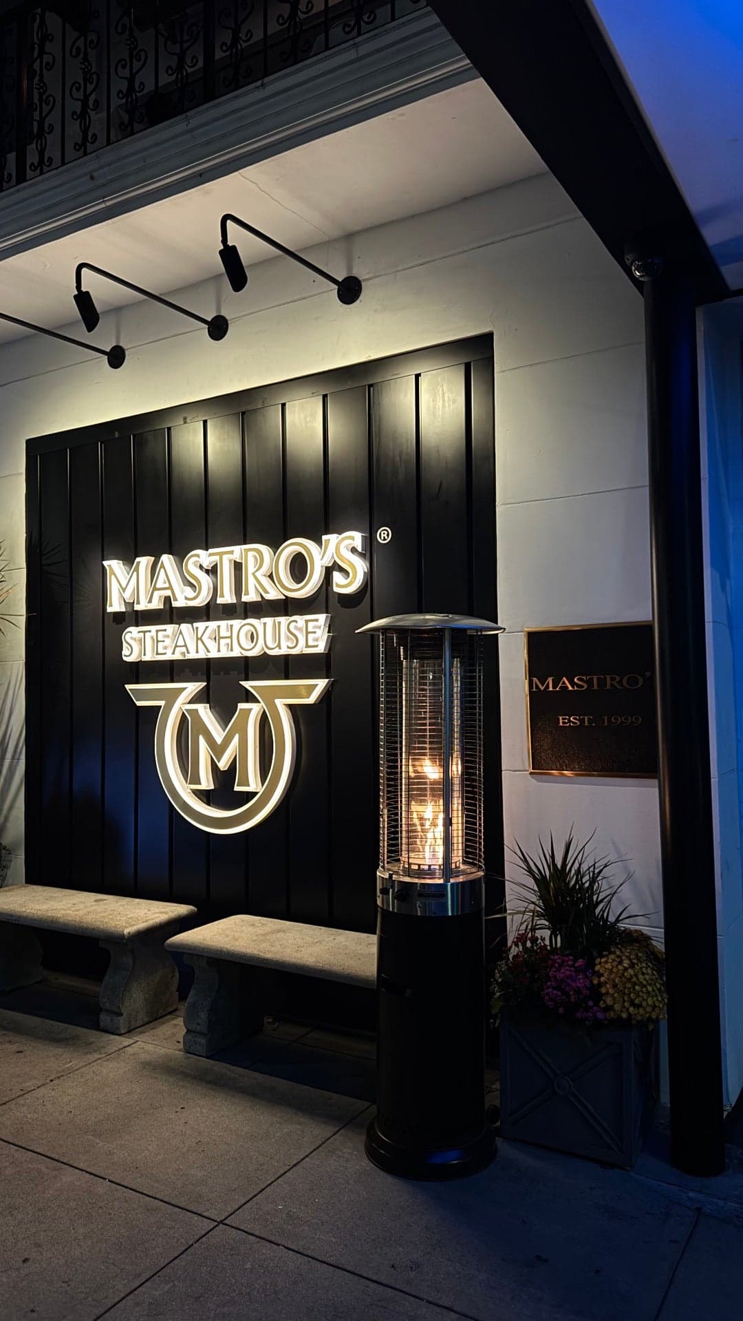 Mastro's Steakhouse, a bar in Beverly Hills